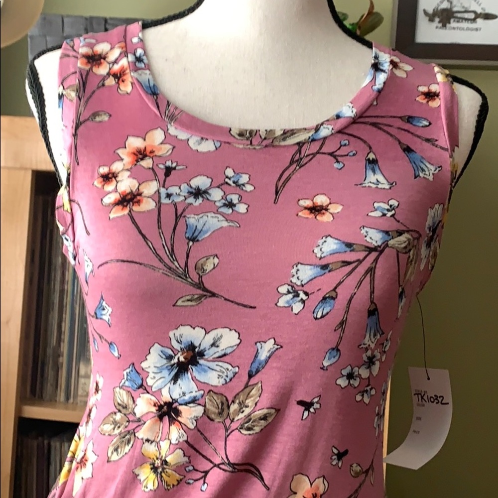 Beautiful floral pattern sleeveless top Size M